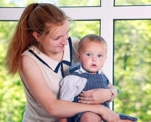 Portret Van Jonge Meisje Moeder Baby Zoon Gelukkig Samen Thuis — Stockfoto