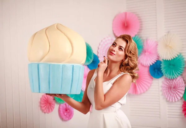 Donna Con Enormi Marshmallow Caramelle Lecca Lecca Sogno Concetto Fiabesco — Foto Stock