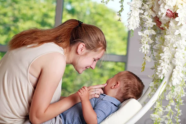 Zwangere Vrouw Moeder Zoontje Spelen Thuis Ouderschap Relatie — Stockfoto