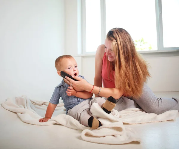Moeder Met Kind Zoontje Gebruiken Communiceren Smartphone Kamer Van Het — Stockfoto