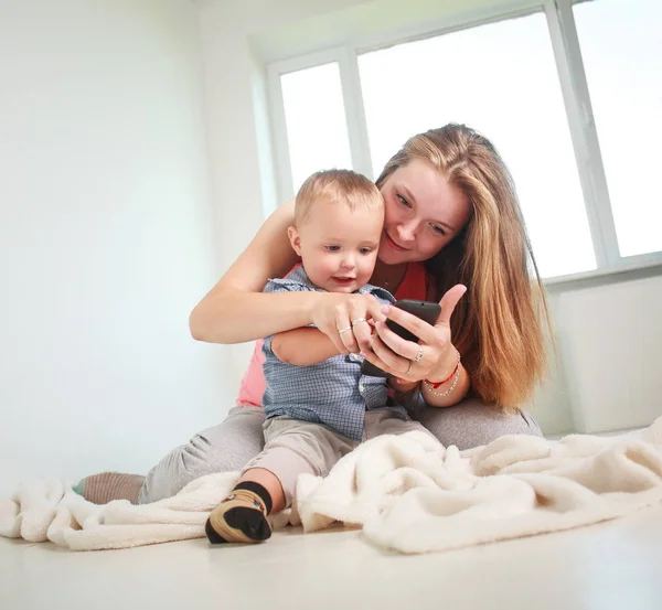 Anne Küçük Çocuk Oğlu Ile Kullanmak Evin Odasında Smartphone Cep — Stok fotoğraf