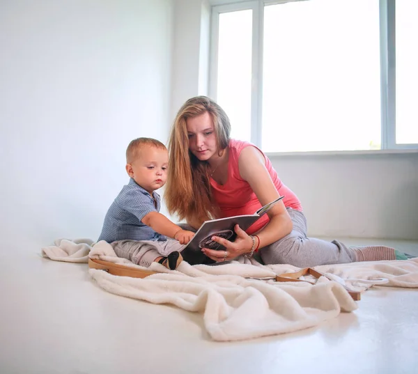 Anne Ile Evde Kitap Okurken Bir Odada Küçük Bir Bebek — Stok fotoğraf