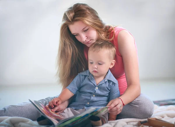 Anne Ile Evde Kitap Okurken Bir Odada Küçük Bir Bebek — Stok fotoğraf