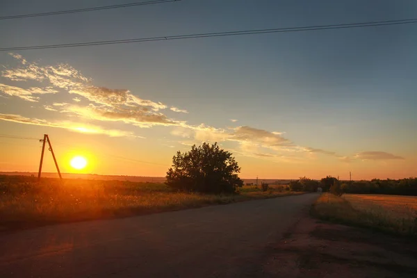 夕阳天空中的乡村景观乡村路 — 图库照片