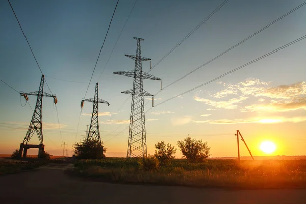 Lijn Van Macht Van Hoge Elektriciteit Torens Dramatische Zonsondergang Achtergrond — Stockfoto