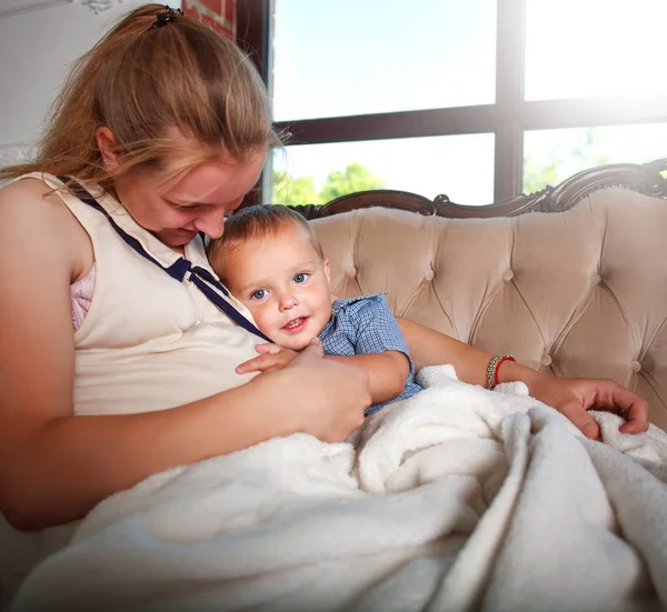 Zwangere Vrouw Moeder Kind Spelen Thuis Bed — Stockfoto