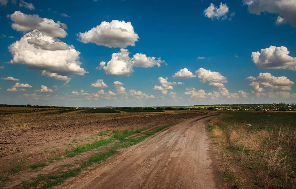 Paisagem Dramática Estrada Terra Campo Sob Céu Com Nuvens — Fotografia de Stock