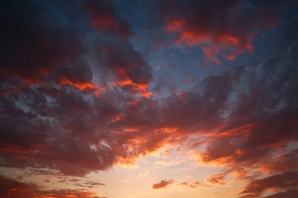 Impresionante Puesta Sol Colorido Dramático Cielo Noche Hermoso Fondo Naturaleza — Foto de Stock