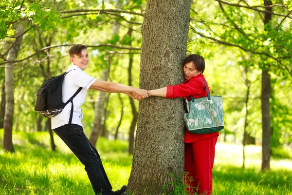 Fiú Unokája Játszik Erdőben Nagymama Nyári Park — Stock Fotó