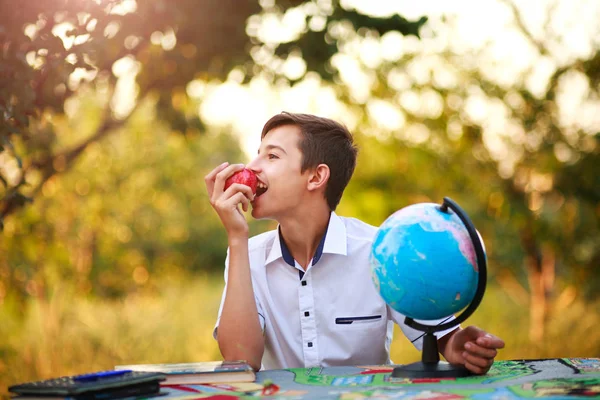 Estudante Menino Sonhador Adolescente Mesa Com Uma Maçã Com Globo — Fotografia de Stock