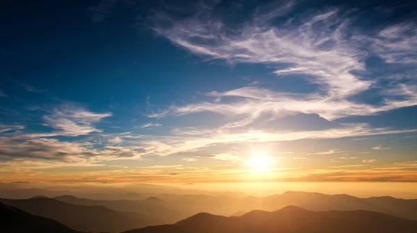 Günbatımı Gökyüzü Arka Plan Üzerinde Dağları Nın Siluetleri — Stok fotoğraf