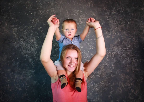 Retrato Estúdio Jovem Mãe Com Seu Filhinho Nos Braços Felizes — Fotografia de Stock