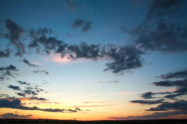 Colorido Atardecer Dramático Cielo Con Extrañas Nubes — Foto de Stock