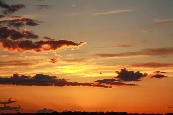 Kleurrijke Dramatische Zonsondergang Hemel Met Bizarre Wolken — Stockfoto