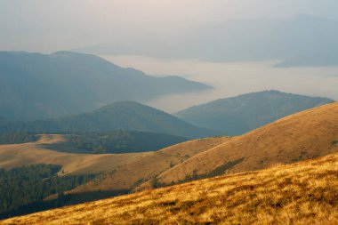 Şafak havadan görünümü sis sonbahar dağlarda