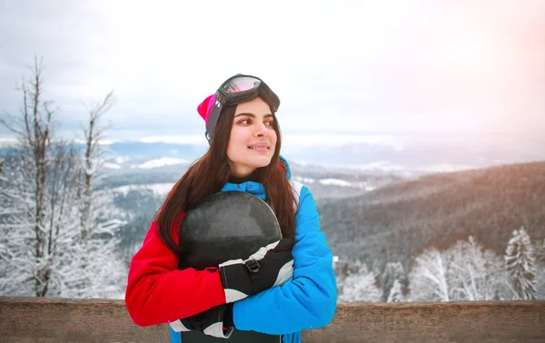 在雪山顶上有滑雪板的肖像快乐女孩 — 图库照片