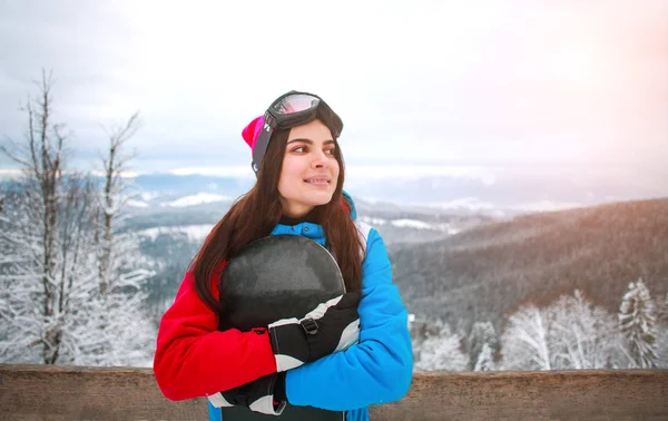 Porträt Glückliches Mädchen Mit Einem Snowboard Auf Einem Schneebedeckten Berg — Stockfoto