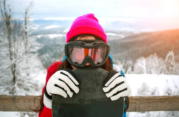 Porträt Glückliches Mädchen Mit Einem Snowboard Auf Einem Schneebedeckten Berg — Stockfoto