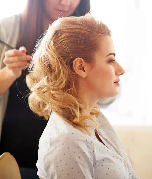 Bir Kuaför Salonu Makyaj Güzellik Moda Saç Kesimi Yapıyor Bir — Stok fotoğraf