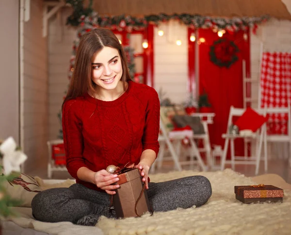 Feliz Chica Sonriente Abre Regalo Unas Vacaciones Casa Nochebuena — Foto de Stock