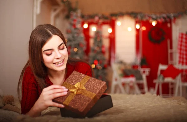 Felice Ragazza Sorridente Apre Regalo Una Vacanza Casa Vigilia Natale — Foto Stock