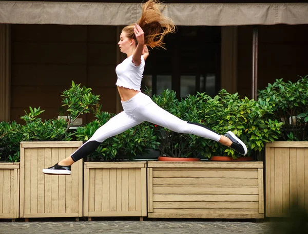 Sport Tjej Gymnast Hoppning Flygning Fasaden Gata Hus — Stockfoto