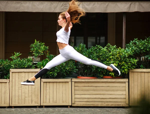 Sportovní Gymnastka Dívka Skákání Letu Fasádě Domu Ulice — Stock fotografie