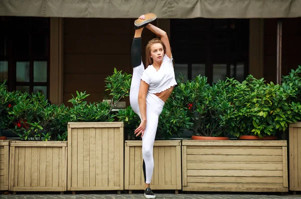 Chica Gimnasta Atlética Haciendo Ejercicios Estiramiento Fachada Una Casa Calle — Foto de Stock