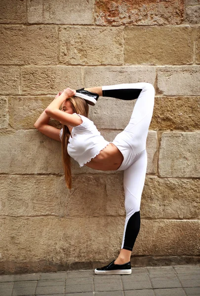 Chica Atlética Gimnasta Haciendo Ejercicio Estiramiento Backgroun — Foto de Stock