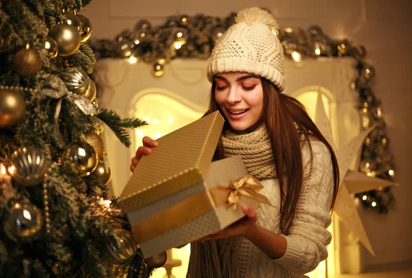 Chica Alegre Emocionado Abre Regalo Navidad Casa Decoración Año Nuevo —  Fotos de Stock