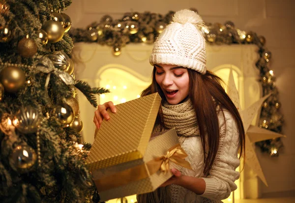 Neşeli Heyecanlı Kız Noel Hediyesi Evde Yılbaşı Dekor Içinde Açılır — Stok fotoğraf
