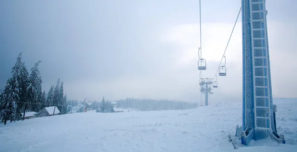 Bevroren Skilift Bedekt Met Vorst Een Sombere Dag Besneeuwde Bergen — Stockfoto