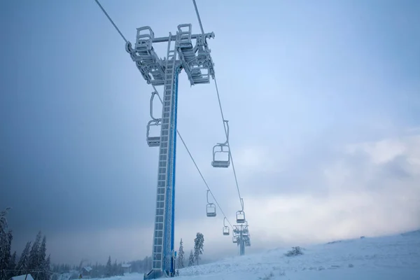 Bevroren Skilift Bedekt Met Vorst Een Sombere Dag Besneeuwde Bergen — Stockfoto