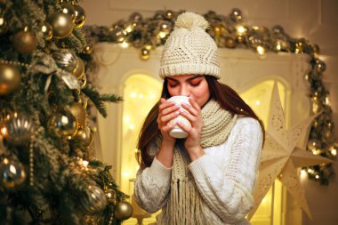 Evde Yılbaşı dekor kahve içme kız