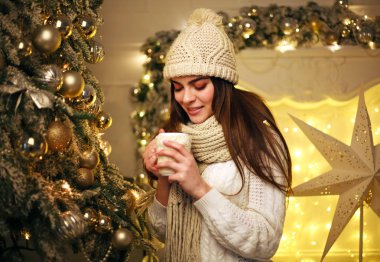 Evde Yılbaşı dekor kahve içme kız