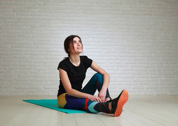 Blije dromen vrouw na fitness yoga oefeningen opzoeken — Stockfoto