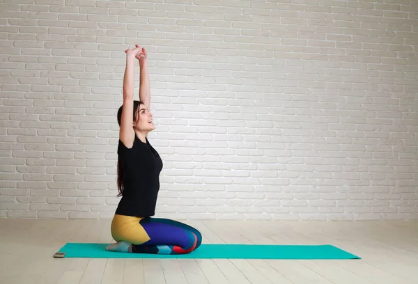 Blije dromen vrouw na fitness yoga oefeningen opzoeken — Stockfoto