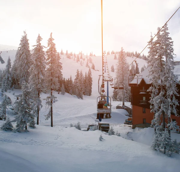 Skilift Bergen Winterlandschap Van Besneeuwde Resort Vuren Bomen — Stockfoto