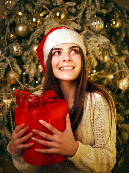 Feliz Joven Soñadora Con Regalo Casa Fondo Del Árbol Año — Foto de Stock