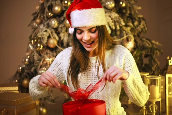 Счастливая Мечтательная Молодая Женщина Подарком Дома Фоне Новогодней Елки Украшений — стоковое фото