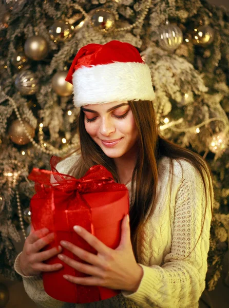 Feliz Joven Soñadora Con Regalo Casa Fondo Del Árbol Año —  Fotos de Stock