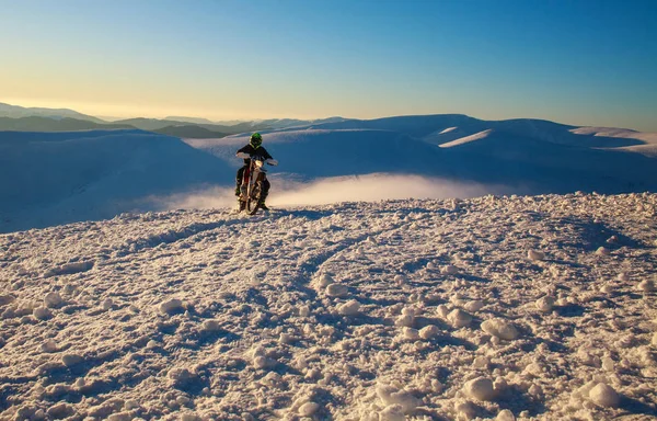 Motociclista Ciclista Esporte Extremo Motociclista Topo Inverno Montanhas Nevadas Pôr — Fotografia de Stock