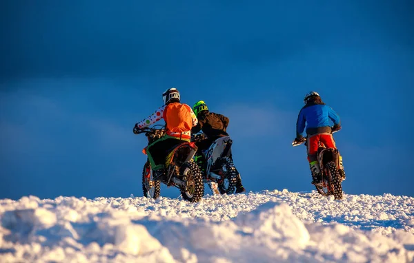 Motociclista Ciclista Esporte Extremo Motociclista Topo Inverno Montanhas Nevadas Pôr — Fotografia de Stock