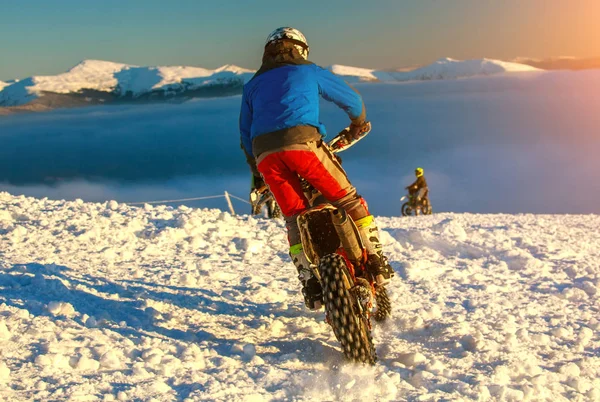 Motociclista Ciclista Esporte Extremo Motociclista Topo Inverno Montanhas Nevadas Pôr — Fotografia de Stock