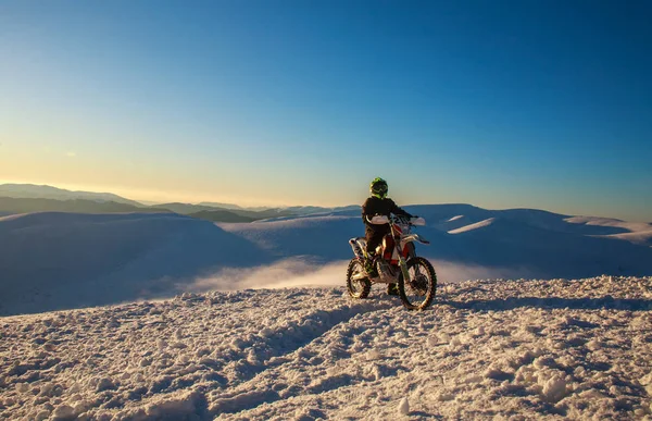Motociclista Ciclista Esporte Extremo Motociclista Topo Inverno Montanhas Nevadas Pôr — Fotografia de Stock