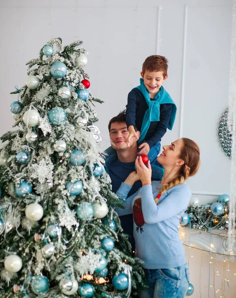 Feliz Familia Amigable Decorar Árbol Navidad Divertirse Padre Con Hijo — Foto de Stock