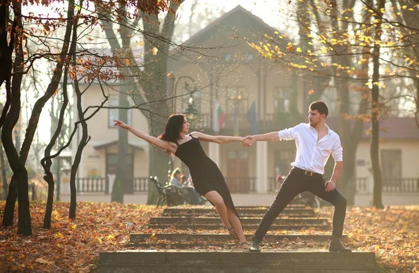 Unga Eleganta Par Man Och Kvinna Passionerat Dansar Tango Stadsparken — Stockfoto