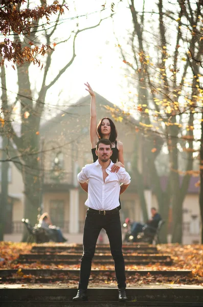 Erkek Kadın Tutkuyla Günbatımında Şehir Parkında Tango Dans Genç Zarif — Stok fotoğraf