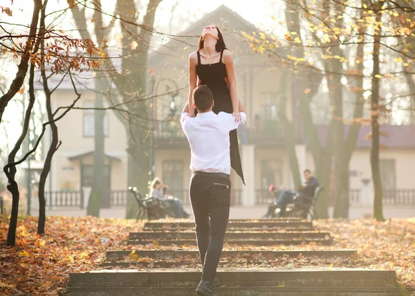 Erkek Kadın Tutkuyla Günbatımında Şehir Parkında Tango Dans Genç Zarif — Stok fotoğraf