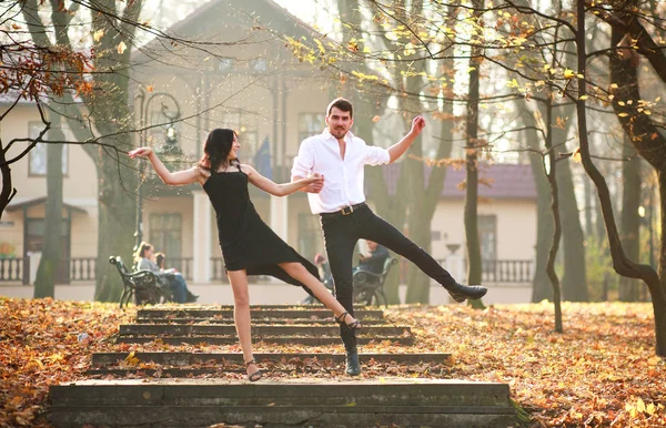 Jovem Elegante Casal Homem Mulher Apaixonadamente Dançando Tango Parque Cidade — Fotografia de Stock